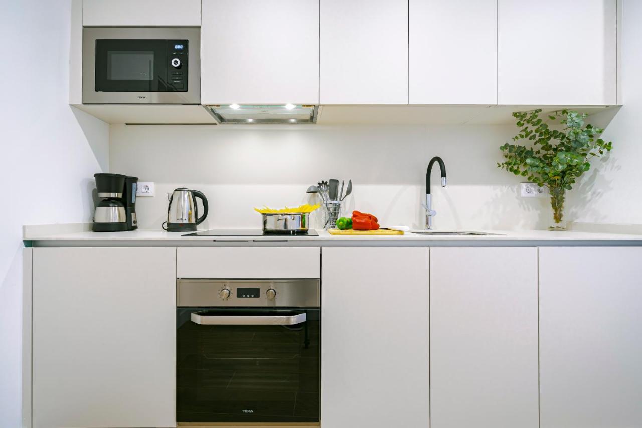 Feelathome Castilla Apartments Мадрид Экстерьер фото